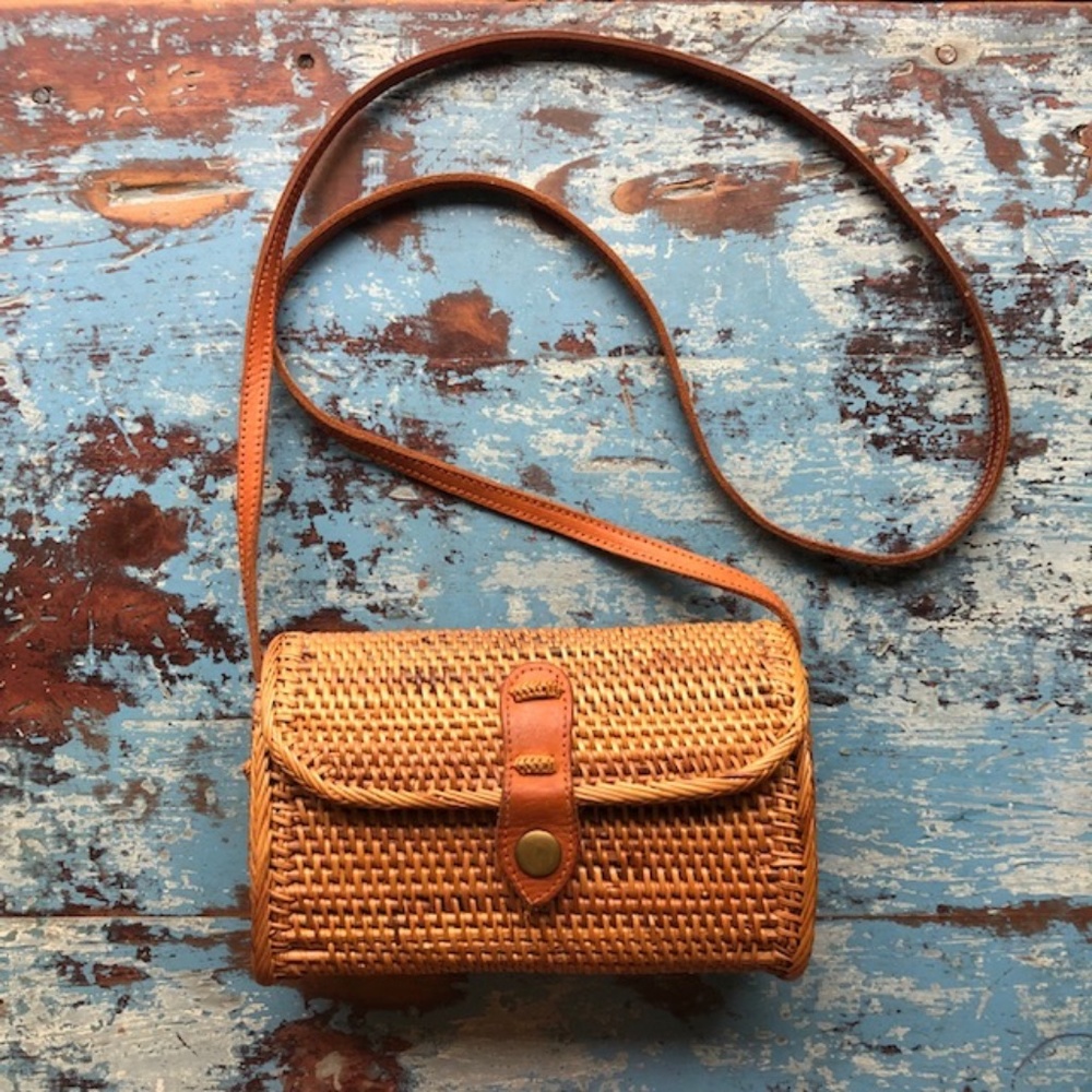 Woven Basket Purse with real Leather Strap and Snap Closure Like New!